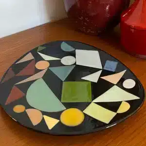 Triangular plate decorated with multicolored geometric shapes