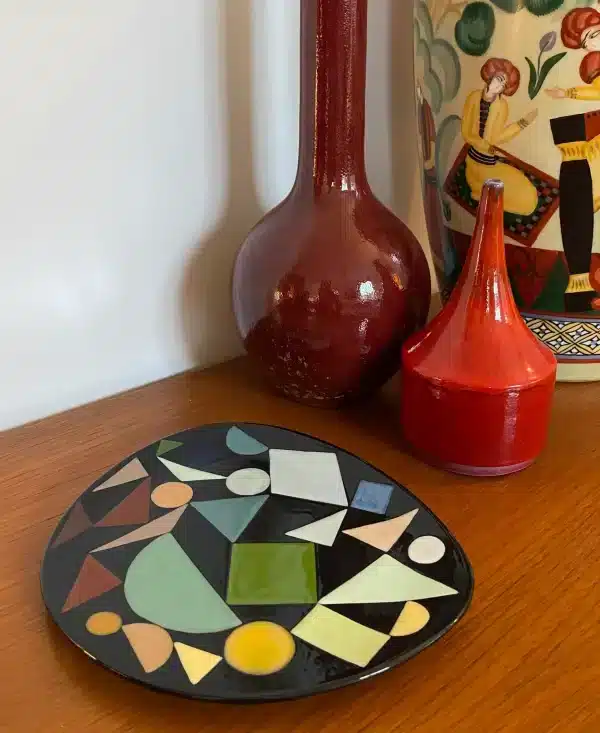 Triangular plate decorated with multicolored geometric shapes - Image 2
