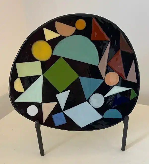 Triangular plate decorated with multicolored geometric shapes - Image 3