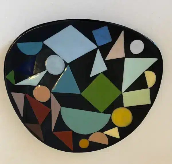 Triangular plate decorated with multicolored geometric shapes - Image 4