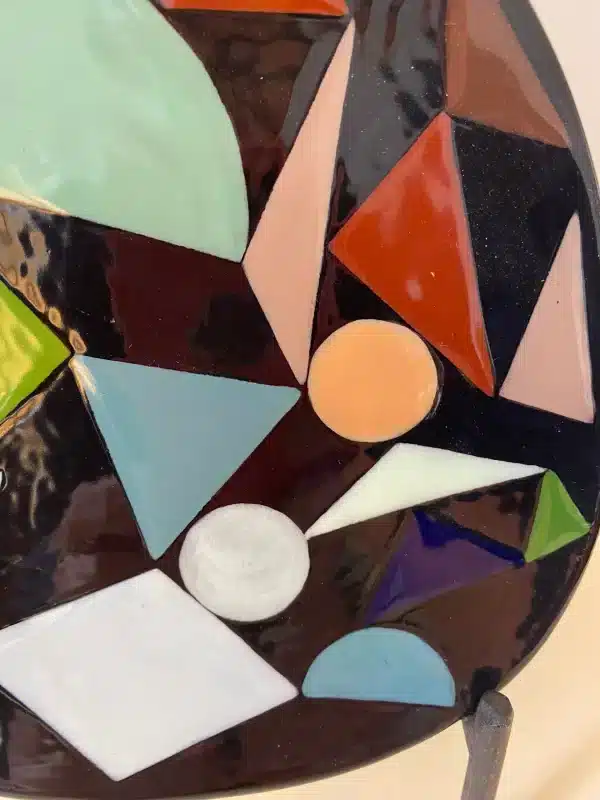 Triangular plate decorated with multicolored geometric shapes - Image 5