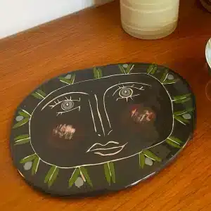 Handshaped appetizer tray or decorative plate "head"