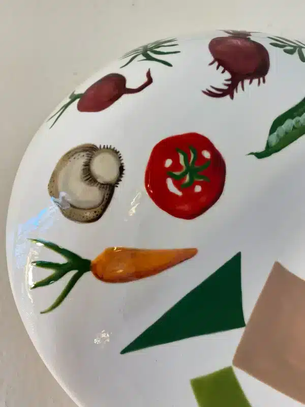 Assiette creuse ondulée vintage de la manufacture Royal Boch revisitée décor « légumes » – Image 2