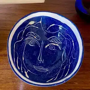 Coupelle bleue « tête de femme »