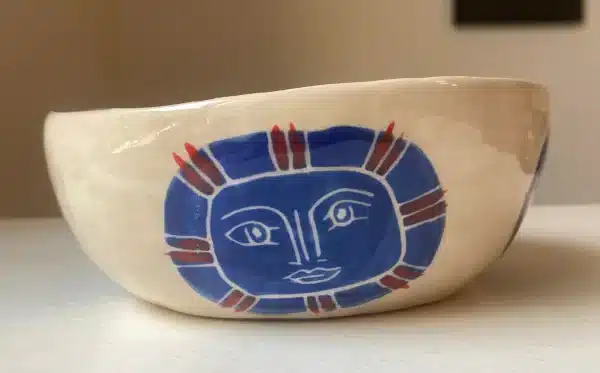 Saladier blanc & bleu « têtes » – Image 4