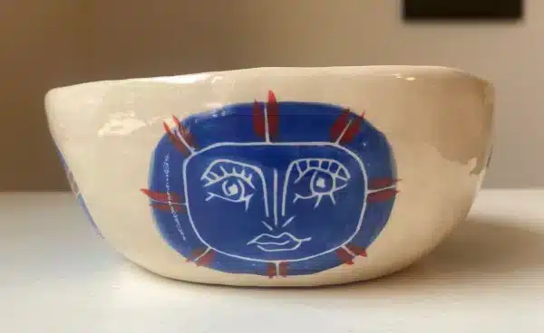 Saladier blanc & bleu « têtes » – Image 5