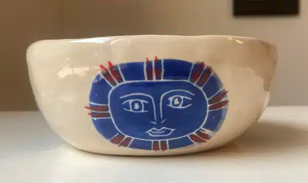 Saladier blanc & bleu « têtes » – Image 6