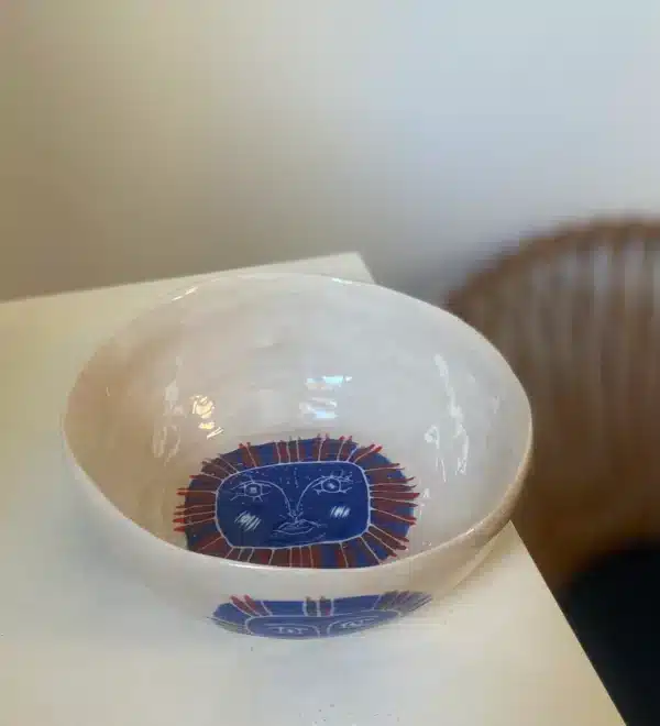 Saladier blanc & bleu « têtes » – Image 7