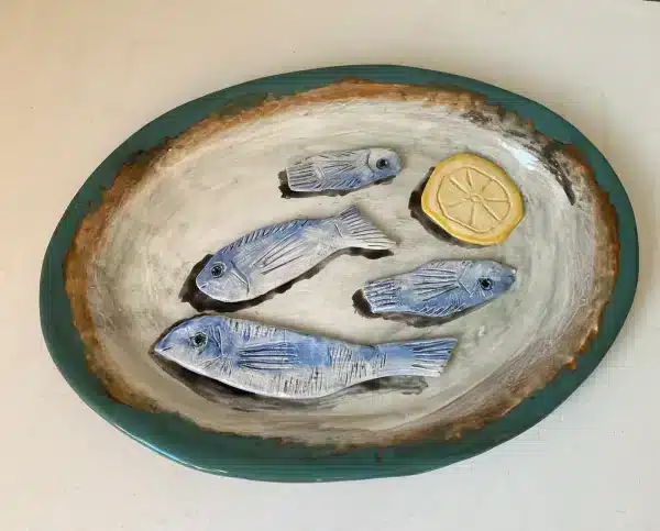 Plat décoratif en barbotine « poissons » – Image 2