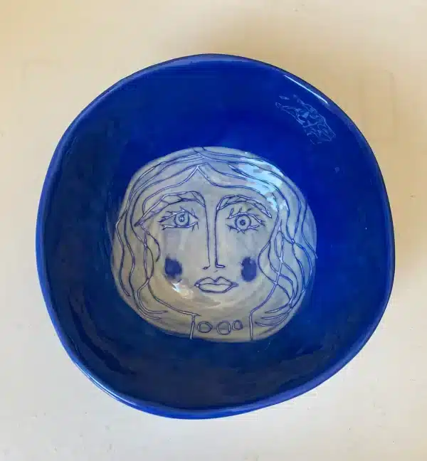 Saladier bleu « têtes » – Image 2