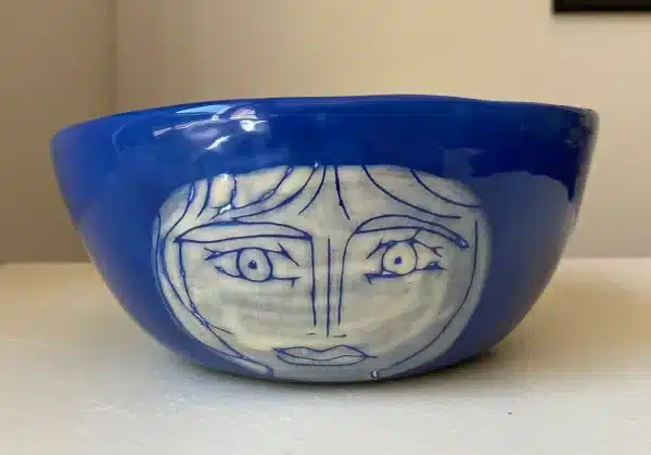 Saladier bleu « têtes » – Image 3