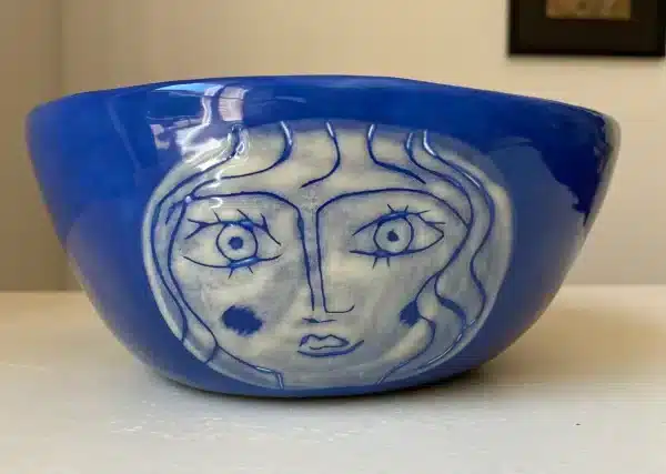 Saladier bleu « têtes » – Image 4