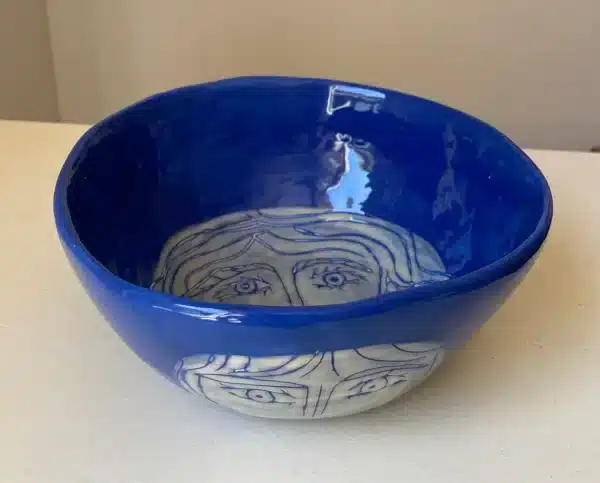 Saladier bleu « têtes » – Image 7