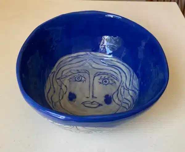 Saladier bleu « têtes » – Image 8