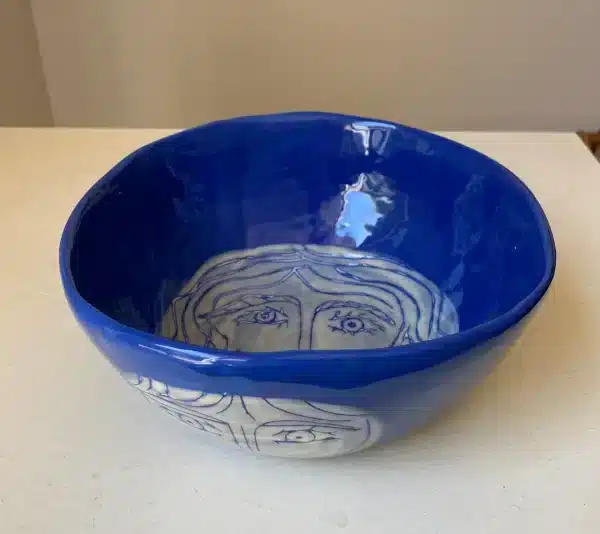 Saladier bleu « têtes »