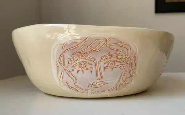 Grand saladier « têtes » crème – Image 8