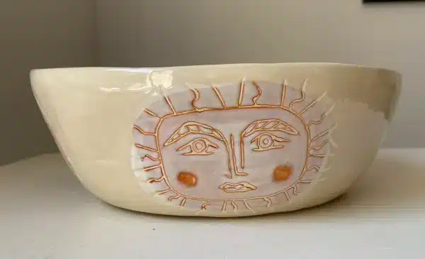 Grand saladier « têtes » crème – Image 9