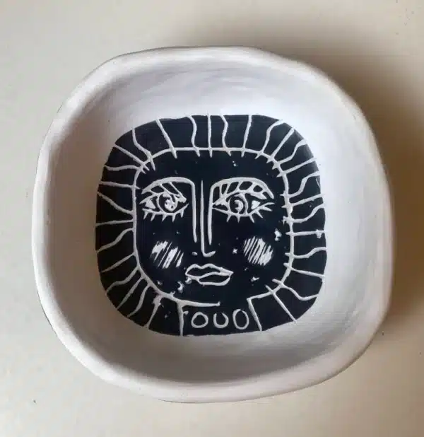 Trinket dish black & white mat handshaped "head"