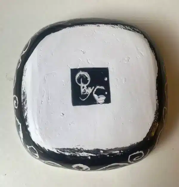Trinket dish black & white mat handshaped "head" - Image 6