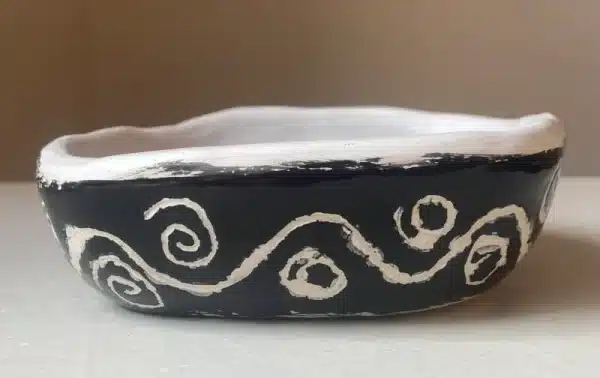 Trinket dish black & white mat handshaped "head" - Image 3