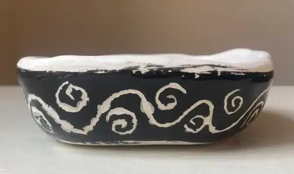 Trinket dish black & white mat handshaped "head" - Image 2